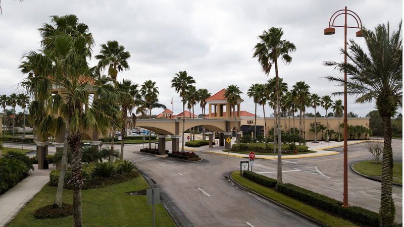 The Golf Cart Shuttle Service That Shoppers Absolutely Love