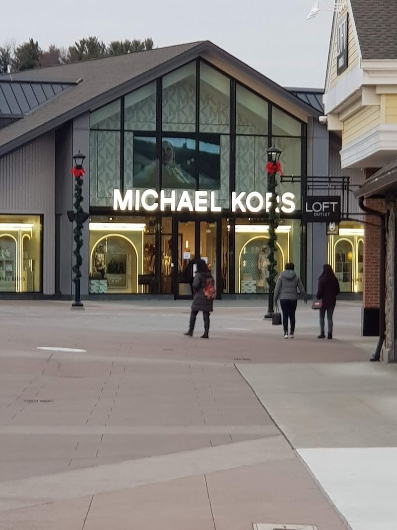 The Holiday Season Transforms This Outlet Into Something Magical
