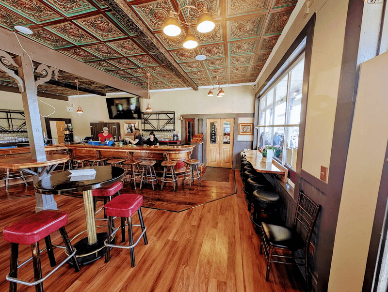 The Ivanhoe Inn and Dining