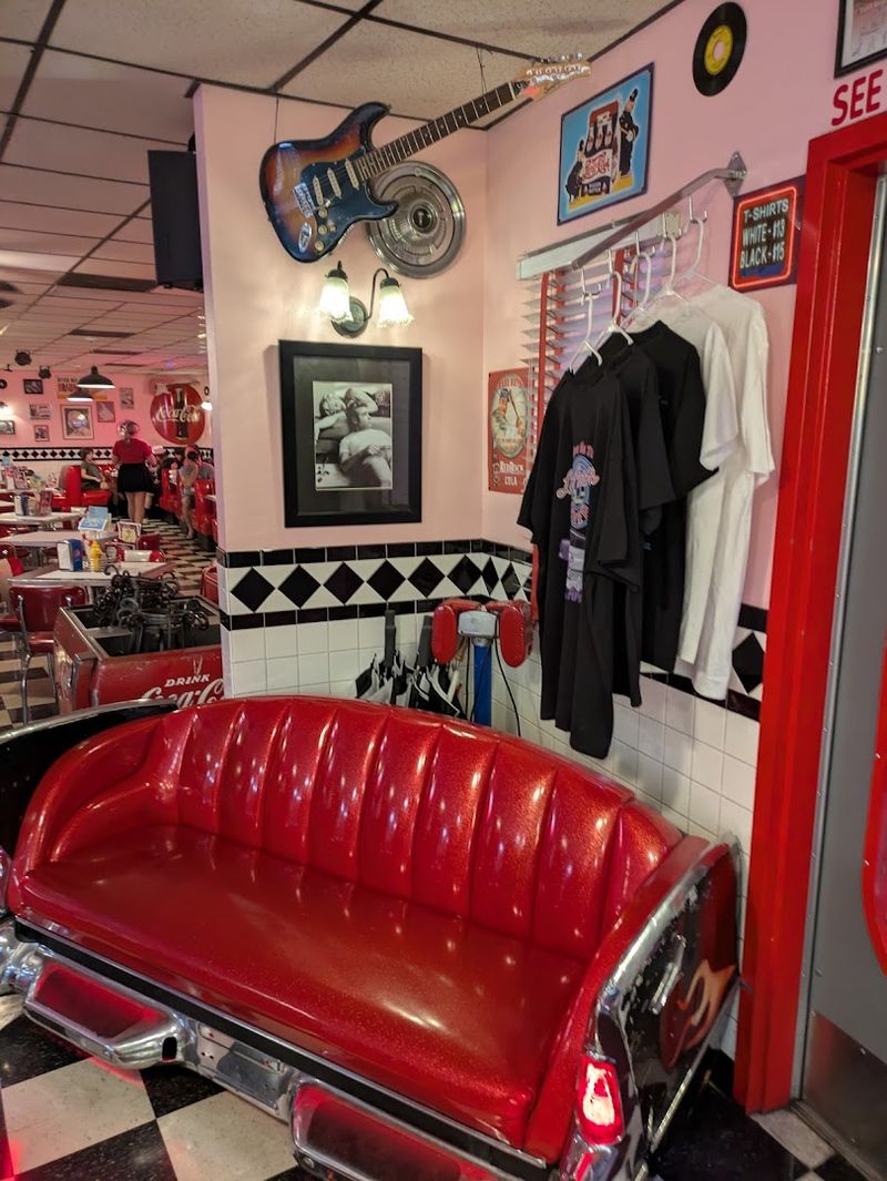 The Retro Decor That Doubles as a Time Machine The Retro Decor That Doubles as a Time Machine