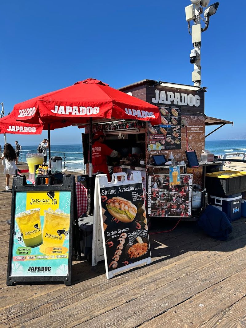 The Santa Monica Pier Setting: Atmosphere That Adds to Every Bite