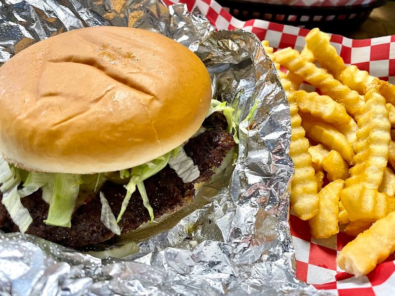 The Smash Burgers That Stop You at the Parking Lot