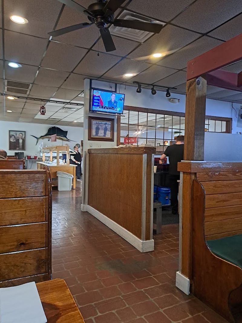 The Welcoming Atmosphere That Feels Like Eating at a Family Home