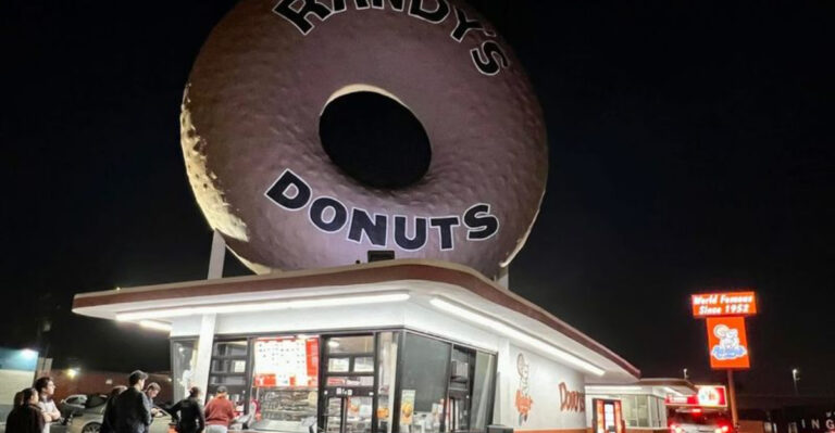 These 13 classic California donut shops have been winning over locals one irresistible bite at a time