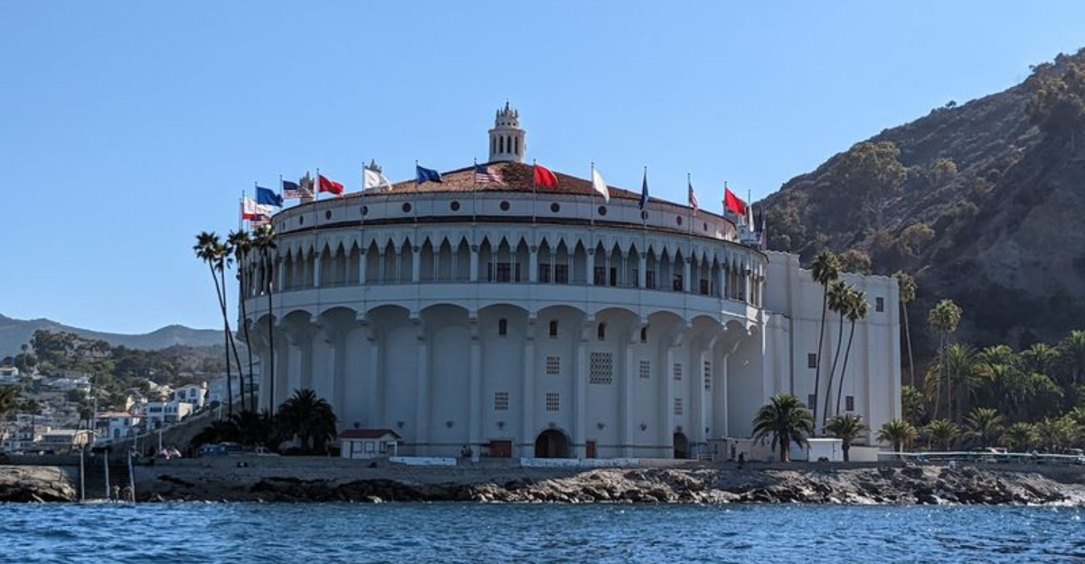 This Beautiful California Town Looks Like A Slice Of Greece Dropped On The West Coast