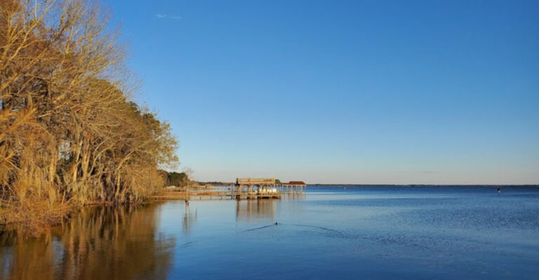 This Beautiful Lakeside Park In North Carolina Looks Like It Belongs On A Postcard