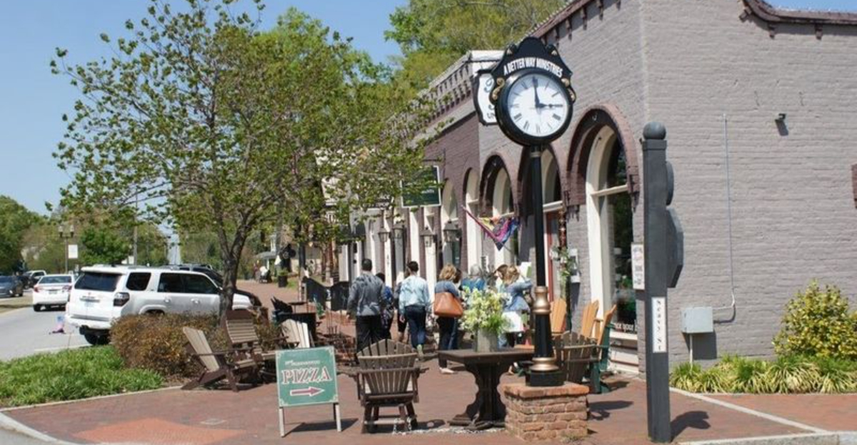 This Charming Small Town In Georgia Looks Like It Came Straight Out Of A Hallmark Movie