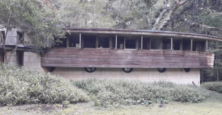This Creepy Abandoned Mansion In Florida Looks Like Something Straight Out Of A Nightmare