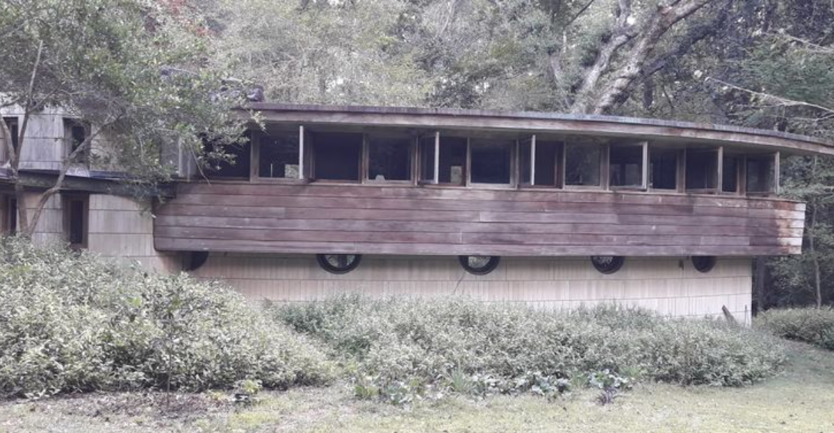 This Creepy Abandoned Mansion In Florida Looks Like Something Straight Out Of A Nightmare