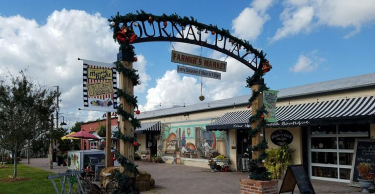 This Dreamy Florida Lakeside Town Will Have You Daydreaming About A Simpler Life