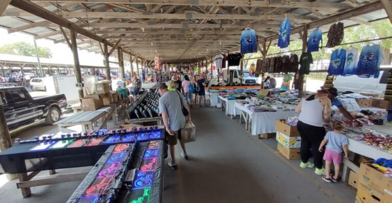 This Enormous Florida Flea Market Is Perfect For An All-Day Treasure Hunt