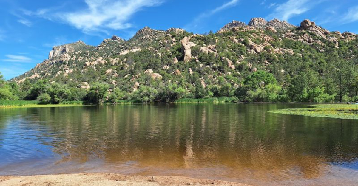 This Hidden Arizona Lake Looks Like It Was Lifted Straight Out Of A Fairy Tale