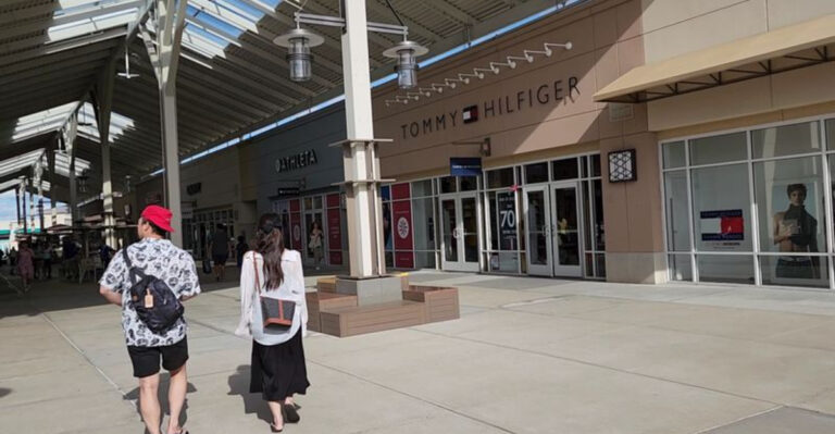 This Massive Illinois Outlet Mall Has Locals Talking Nonstop