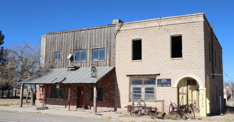 This Old-Fashioned Arizona Town Feels Like A Step Back To Simpler Times