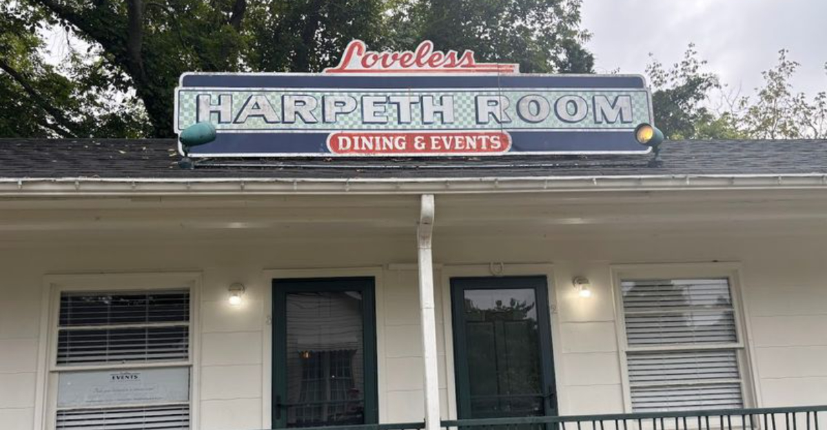This Tennessee Restaurant Has Been Serving Southern Comfort Food That Keeps Travelers Coming Back For Generations