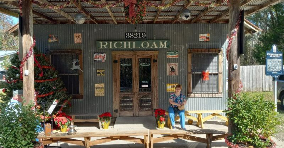 This Tiny Off The Beaten Path General Store In Florida Has Been Serving Visitors For More Than 92 Years