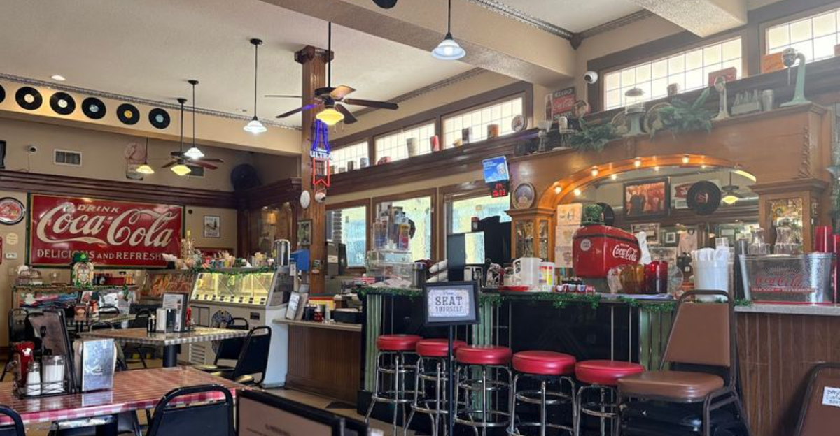 This Wonderfully Retro Texas Diner Feels Like A Trip Back To The 1950s