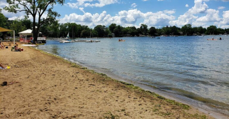This gorgeous Illinois beach feels like a hidden vacation getaway