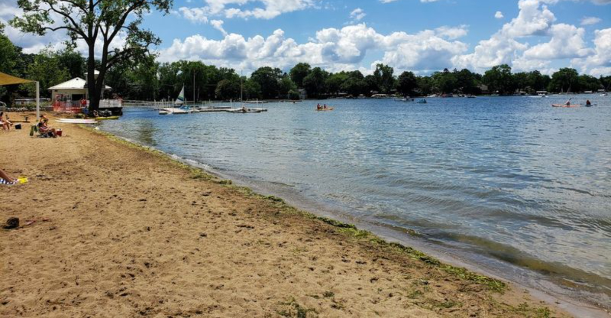 This gorgeous Illinois beach feels like a hidden vacation getaway