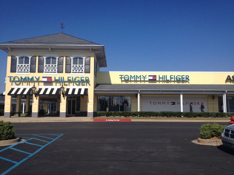 Tommy Hilfiger Outlet: Classic American Fashion for Less