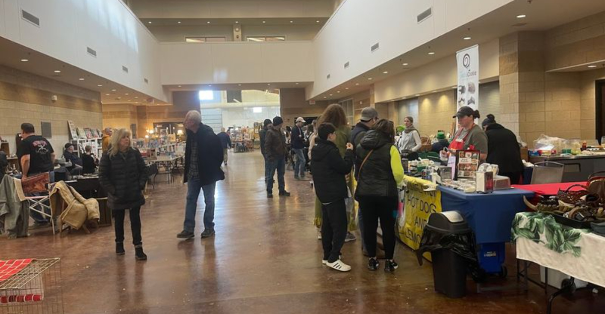 Treasure Hunters Love This Massive Illinois Flea Market Where Bargains Seem Endless
