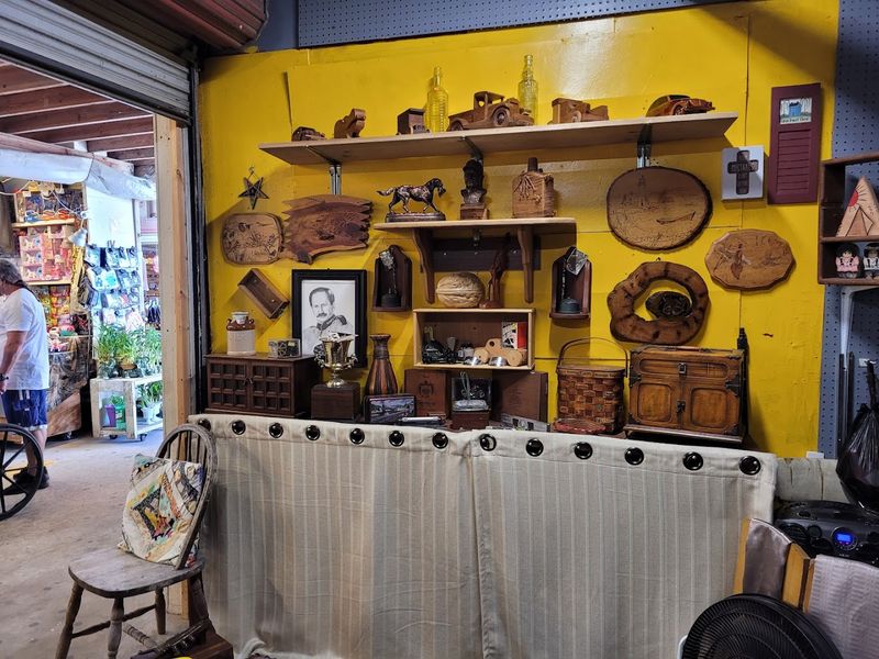 Vintage Collectibles and One-of-a-Kind Antique Finds Vintage Collectibles and One-of-a-Kind Antique Finds