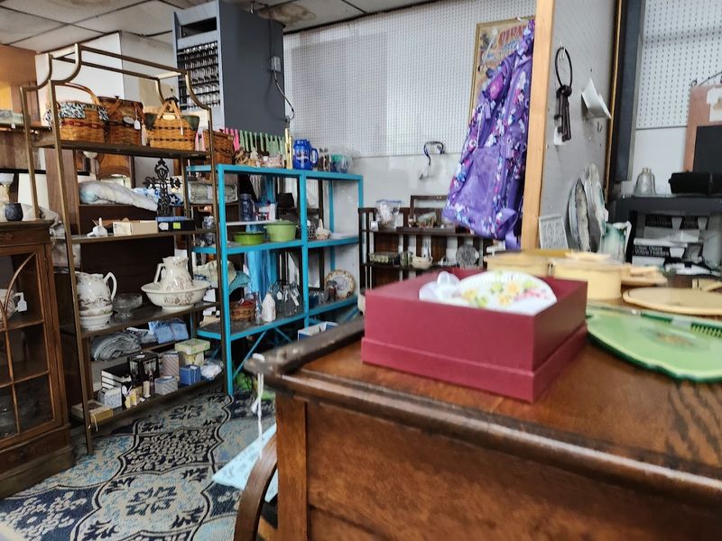Vintage Dishware and Kitchen Collectibles