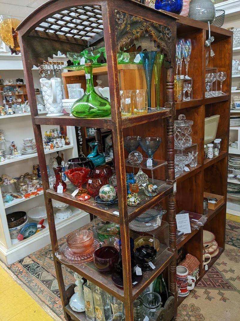 Vintage Jewelry and Accessories Worth Stopping For