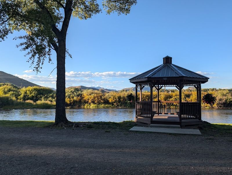 Warm Community Spirit You Can Actually Feel Warm Community Spirit You Can Actually Feel