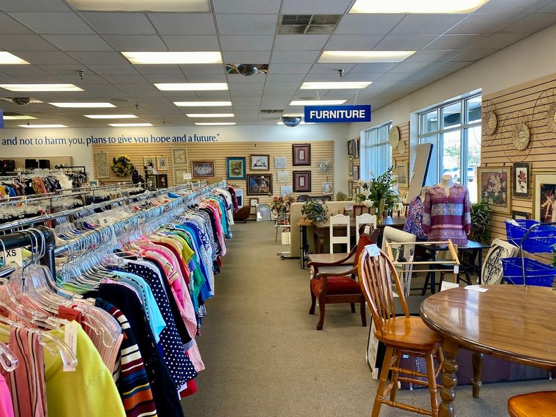 Weekly Color Tag Deals That Make Thrifting Actually Exciting Weekly Color Tag Deals That Make Thrifting Actually Exciting