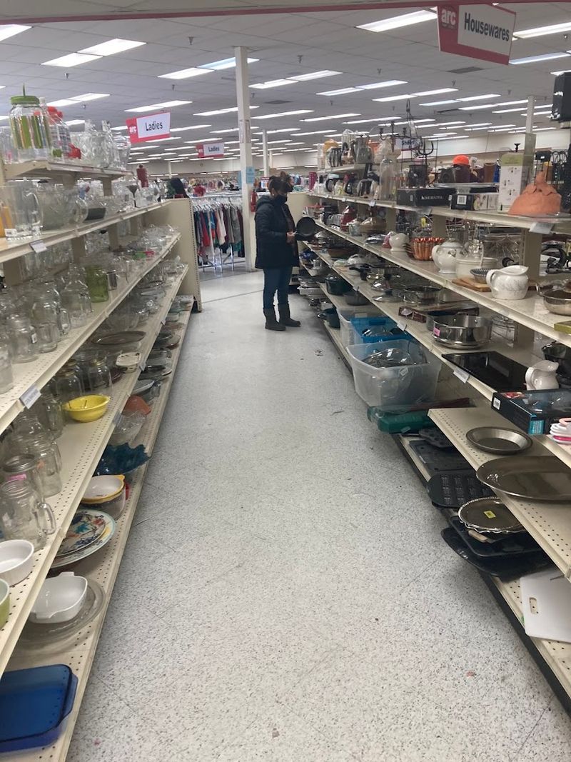 Well-Organized Shelves Make Browsing a Breeze Well-Organized Shelves Make Browsing a Breeze