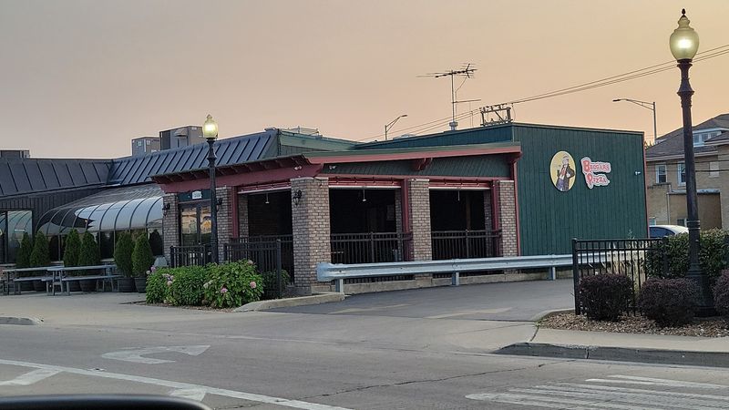 Why People Drive From Across Illinois Just for a Slice