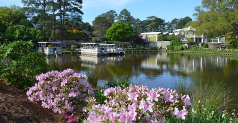 Your First Visit To This Magical Botanical Garden In Virginia Will Be One To Remember