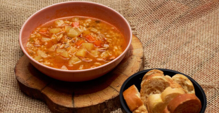 20 Old-School Meals That Make Modern “Comfort Food” Look Like a Marketing Campaign