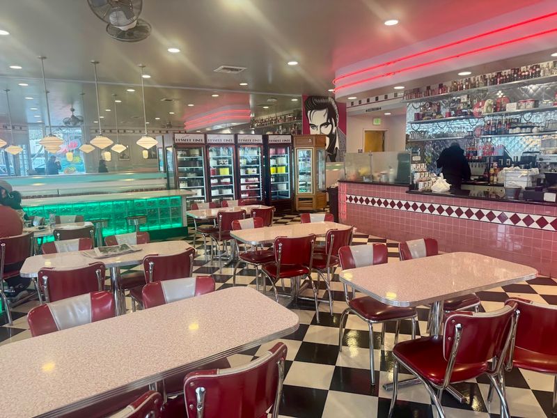 A 1950s Atmosphere That Feels Like Stepping Back in Time