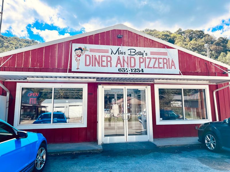 A 50s Diner Vibe That Takes You Back in Time