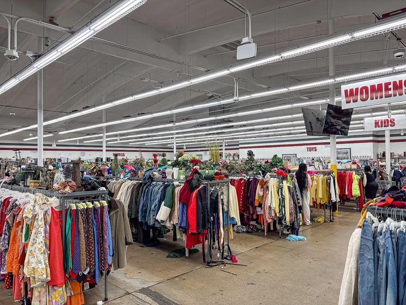 A Color-Coded Shopping System That Makes Browsing an Adventure