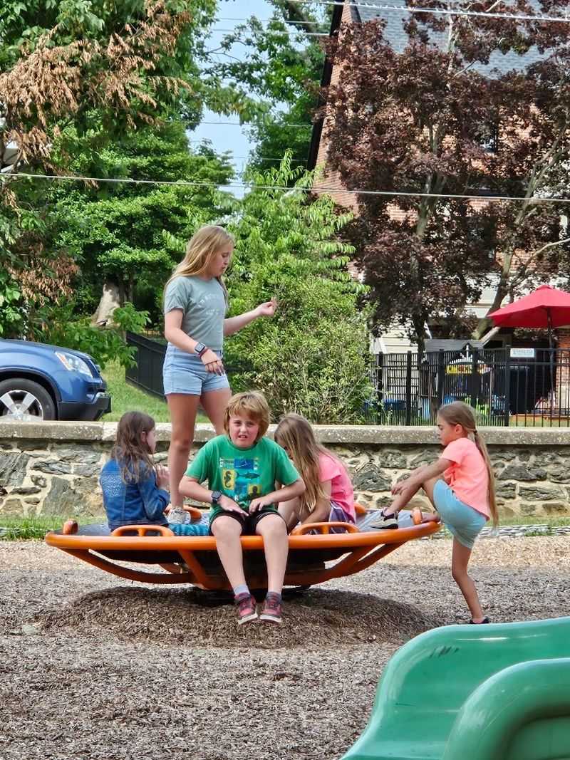 A Community Gathering Spot With a Warm Neighborhood Feel