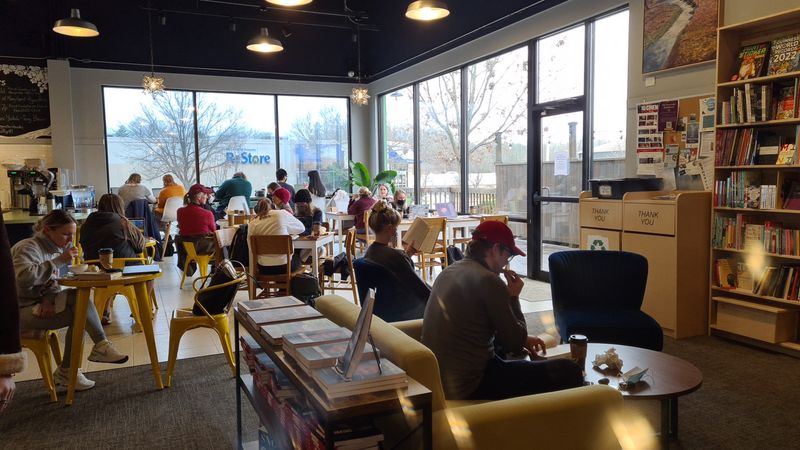 A Cozy Atmosphere Perfect for Working and Studying A Cozy Atmosphere Perfect for Working and Studying