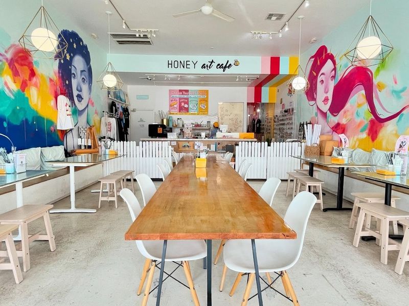 A Dreamy Gallery Setting That Stops You in Your Tracks A Dreamy Gallery Setting That Stops You in Your Tracks