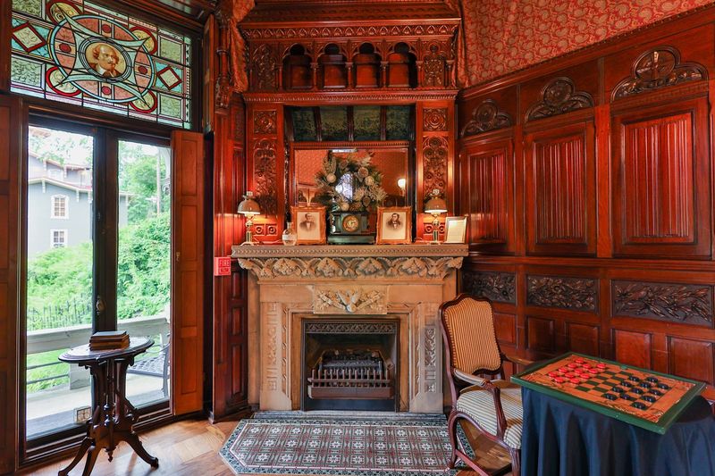 A Formal Study and Lounge for Quiet Relaxation