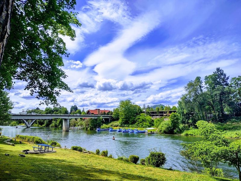 A Gateway to the Best of Southern Oregon A Gateway to the Best of Southern Oregon