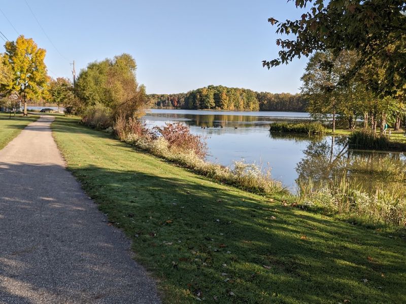 A Lakeside Walking Trail That Feels Like a Storybook Path