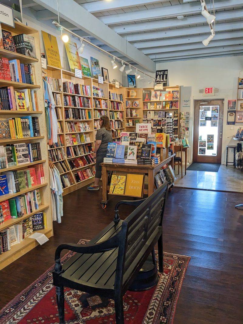 A Refreshing Alternative to Big Chain Bookstores A Refreshing Alternative to Big Chain Bookstores