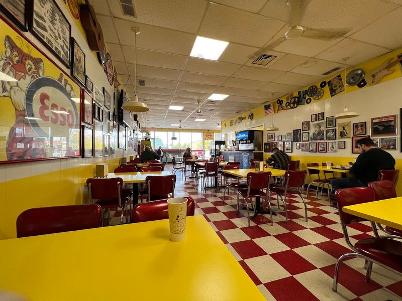 A Retro 1950s Atmosphere That Feels Like Stepping Back in Time A Retro 1950s Atmosphere That Feels Like Stepping Back in Time
