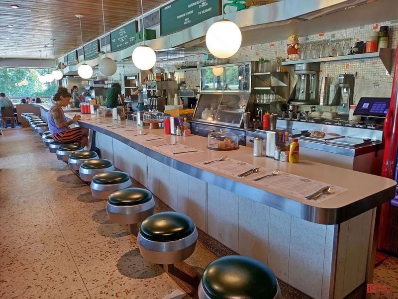 A Retro Atmosphere That Feels Genuinely Lived In