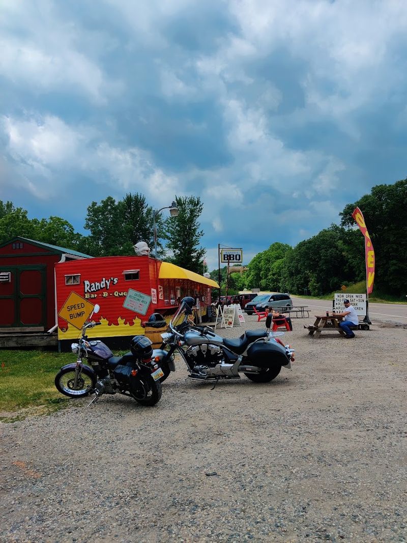 A Roadside Location That's Easy to Reach A Roadside Location That's Easy to Reach