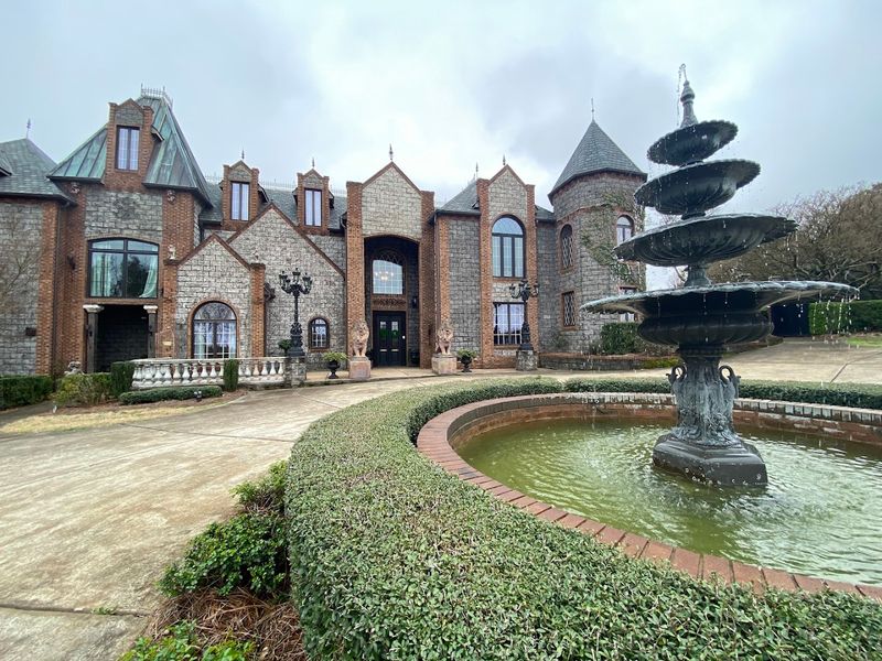 A Romantic Honeymoon Suite for Newlyweds to Unwind