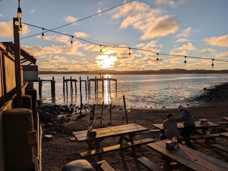A Waterfront Setting That Elevates Every Meal A Waterfront Setting That Elevates Every Meal