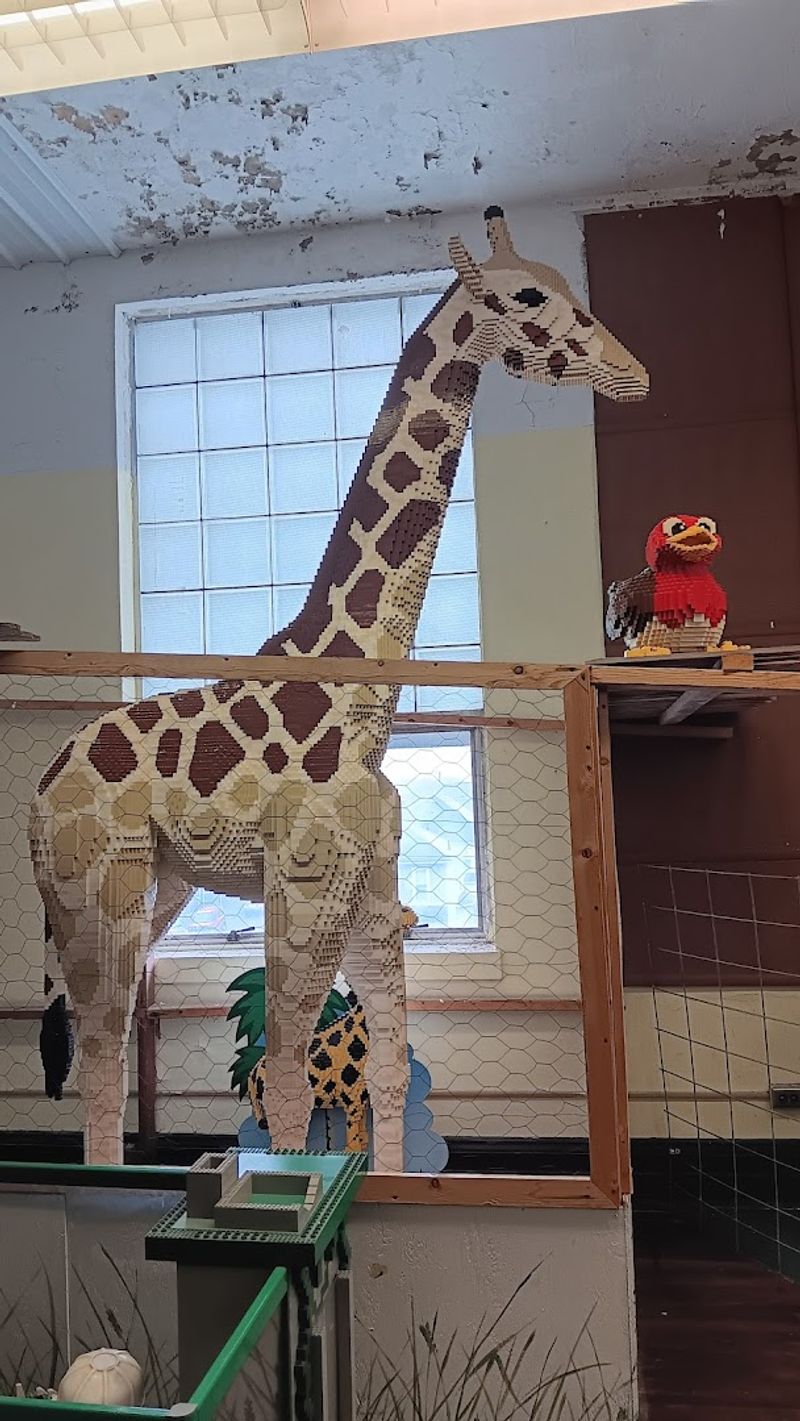 A Zoo-Themed Room Built from Plastic Bricks A Zoo-Themed Room Built from Plastic Bricks